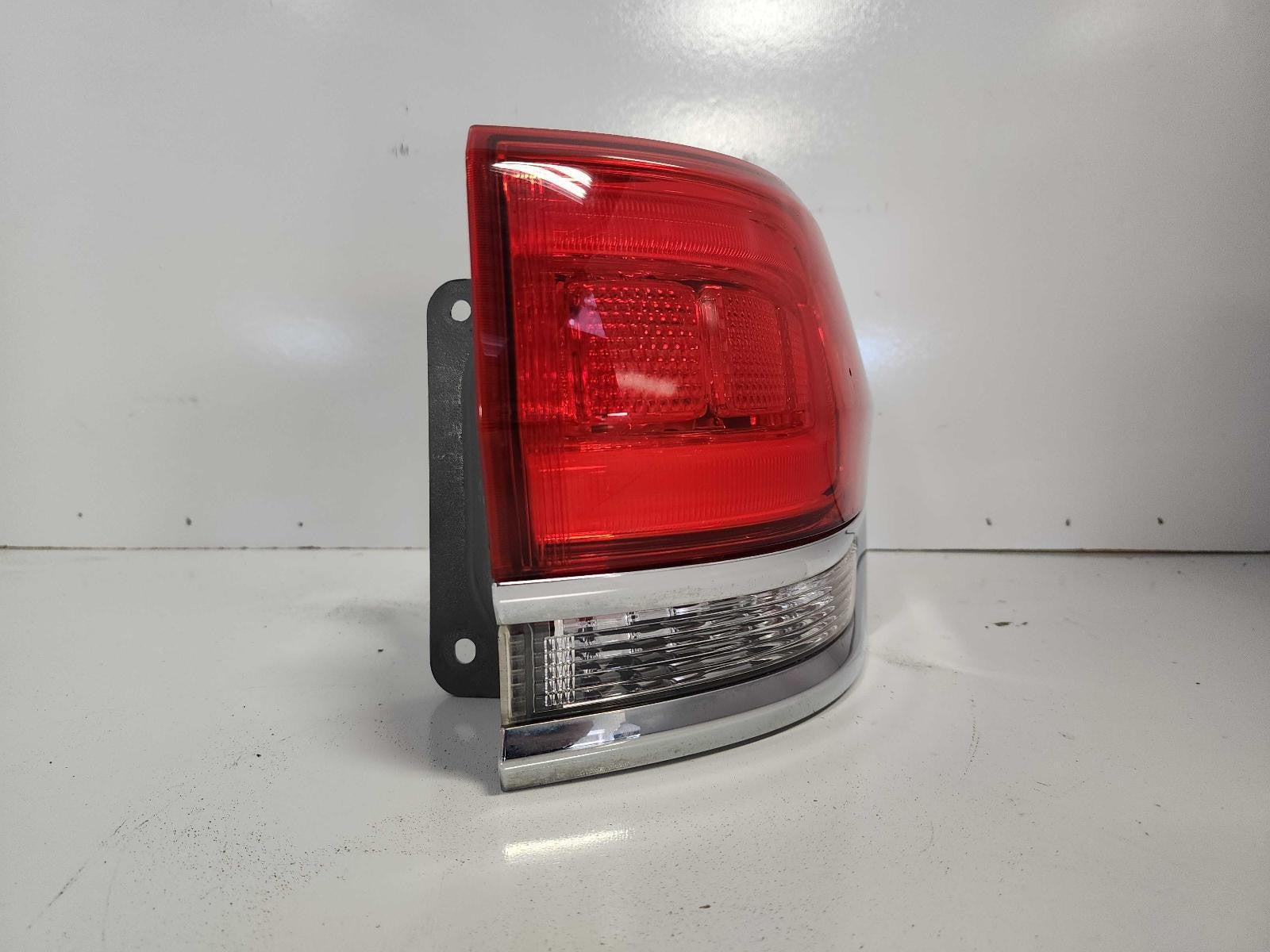 Used Right Tail Light Assembly fits: 2017 Jeep Grand cherokee quarter panel moun