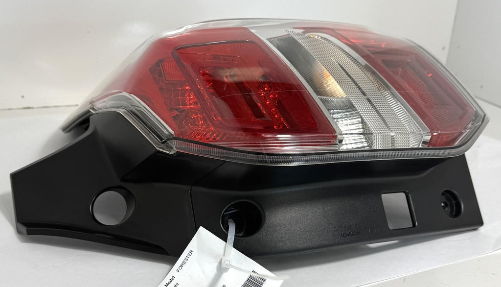 2014-2016 SUBARU FORESTER TAILLIGHT RIGHT SIDE OEM