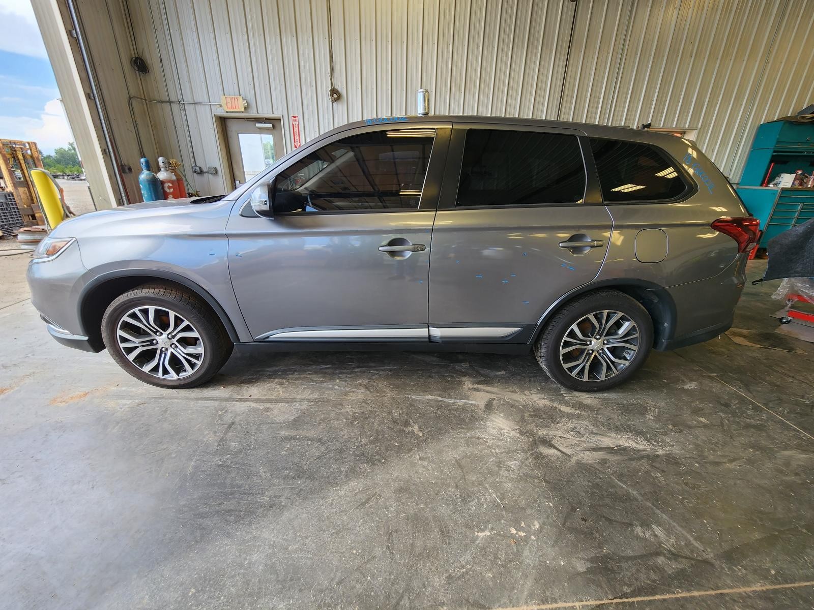 Used Front Center Interior Rear View Mirror fits: 2018 Mitsubishi Outlander Fron