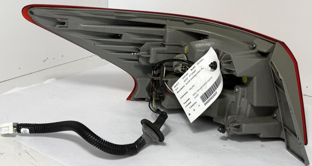 2016-2019 NISSAN SENTRA TAILLIGHT RIGHT SIDE QUARTER PANEL MOUNTED OEM