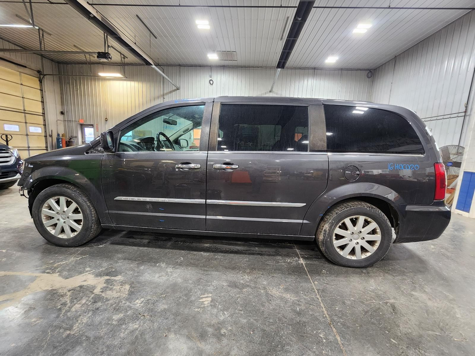 Used Air Cleaner Assembly fits: 2016 Chrysler Town & country  Grade A