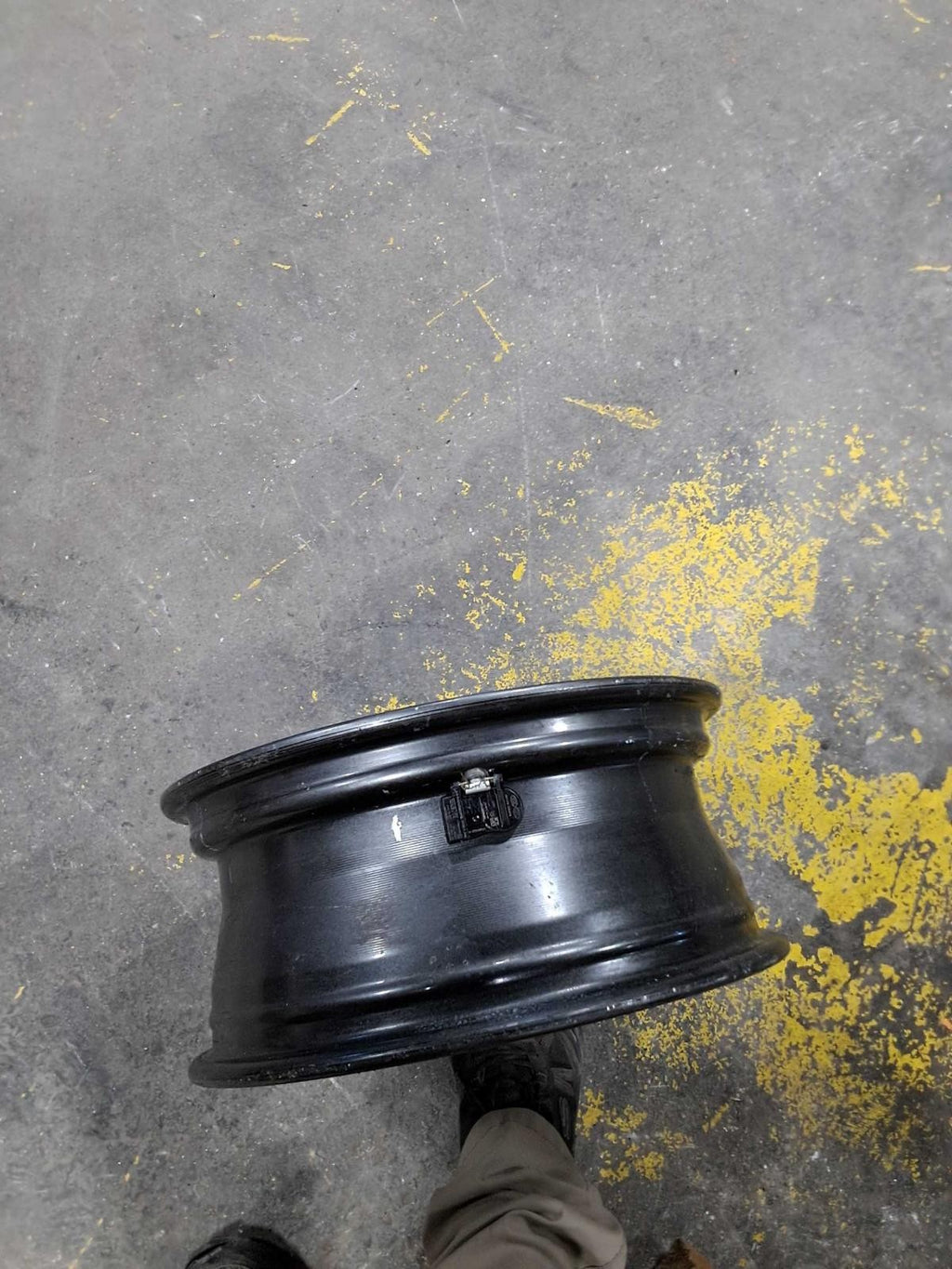 Used Wheel fits: 2019 Kia Optima 16x6-1/2 alloy 10 spoke angled spoke silver Gra