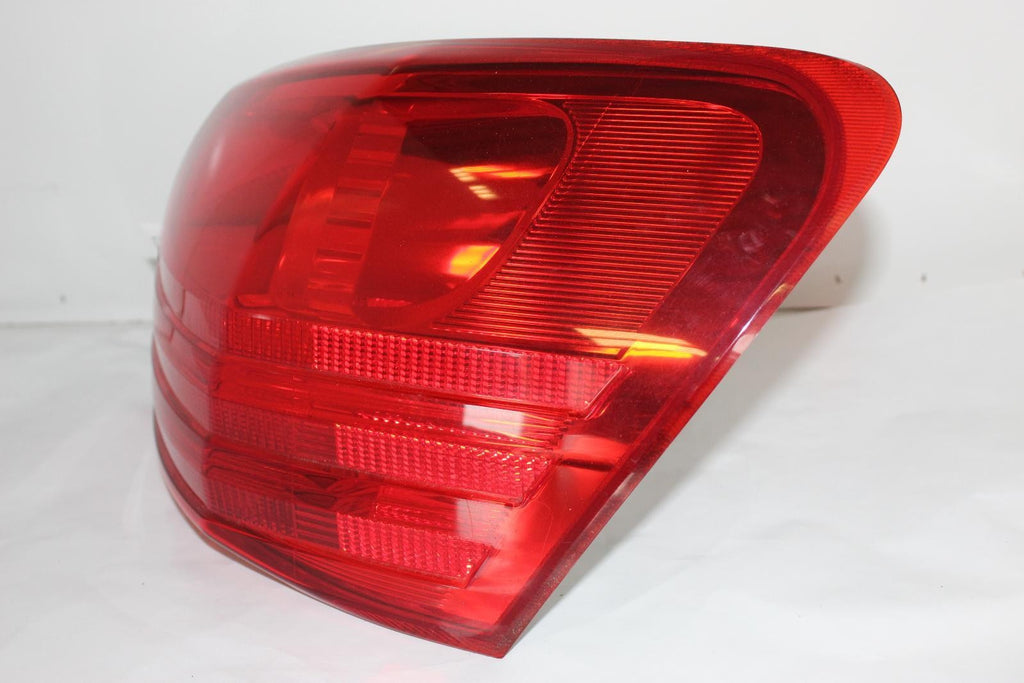 NISSAN ROGUE R Taillight quarter panel mounted, R. 08 09 10 11 12 13