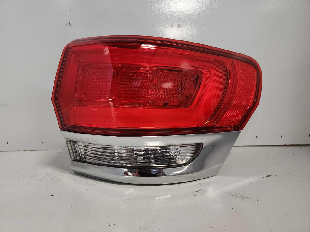 Used Right Tail Light Assembly fits: 2017 Jeep Grand cherokee quarter panel moun