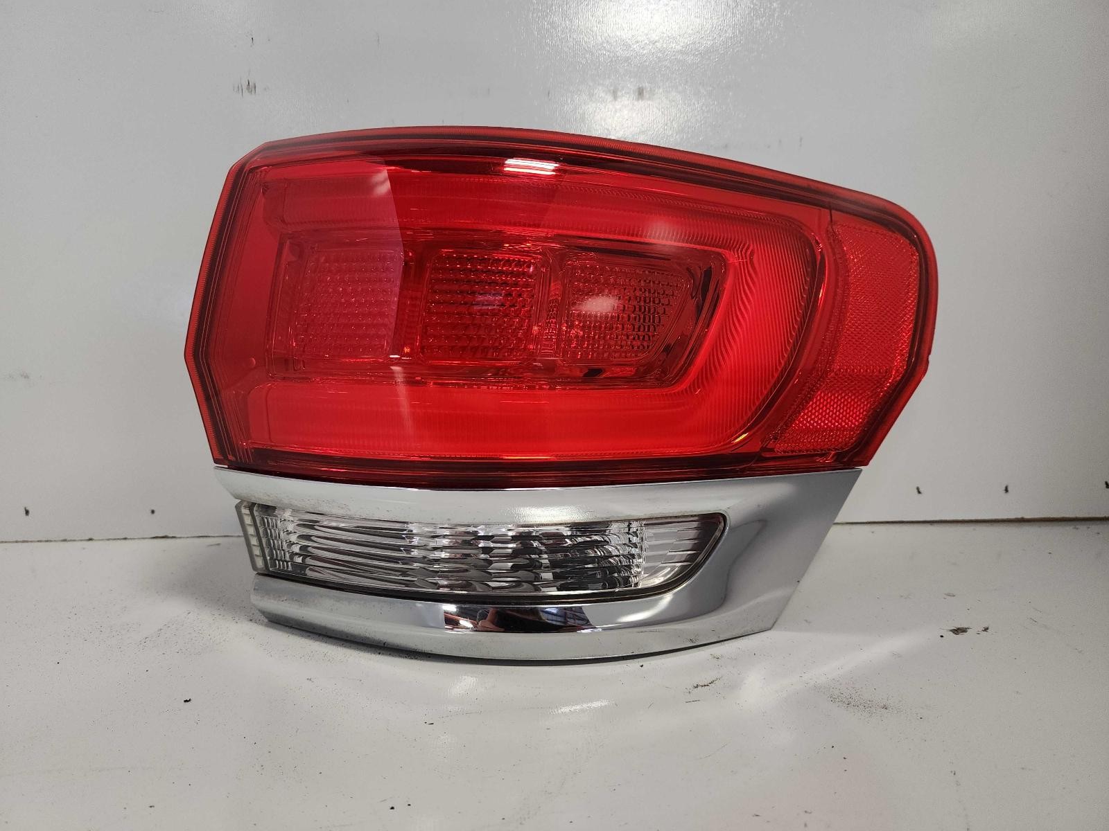 Used Right Tail Light Assembly fits: 2017 Jeep Grand cherokee quarter panel moun