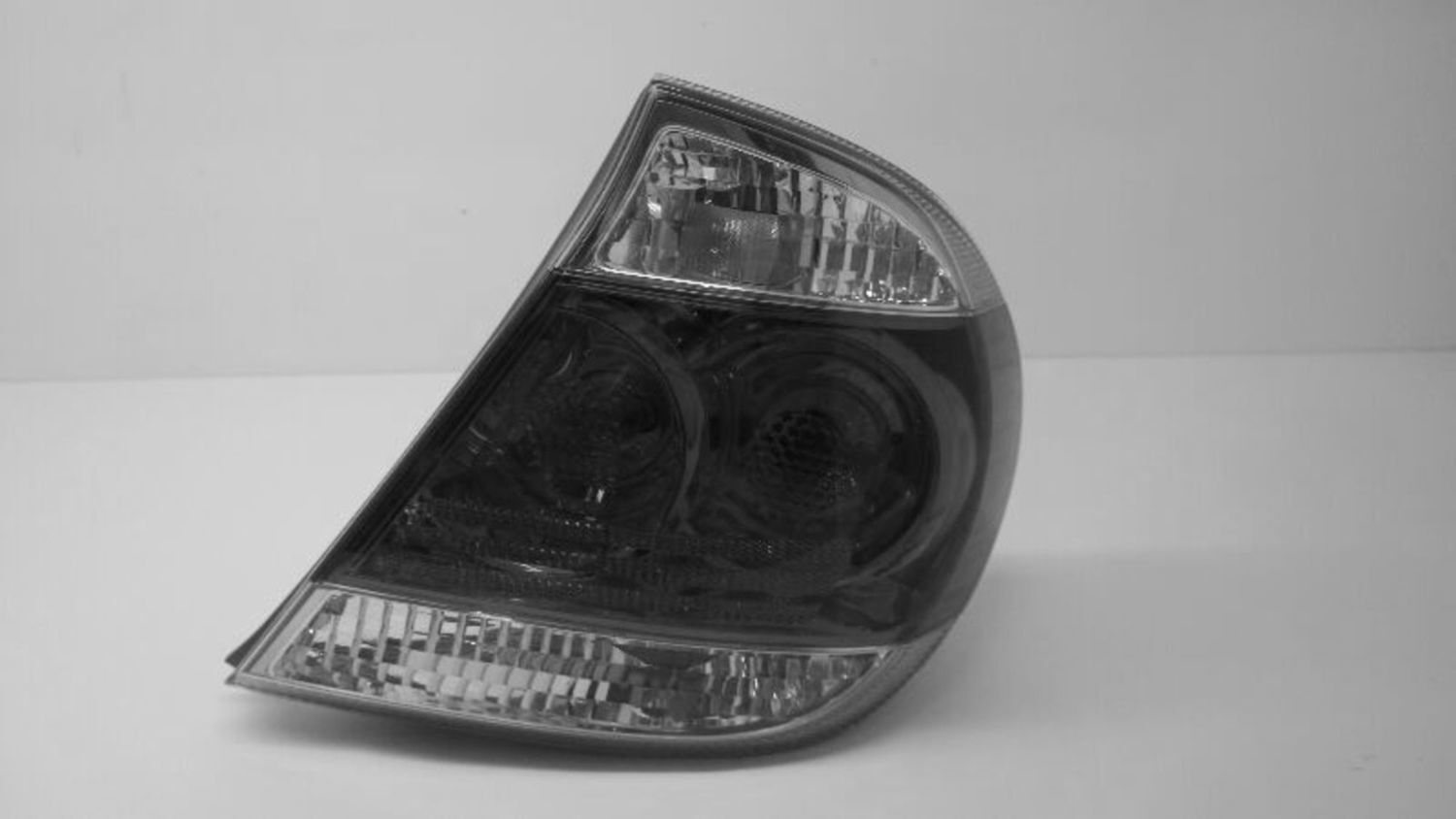Used Right Tail Light Assembly fits: 2005 Toyota Camry R. LE chrome trim Right G