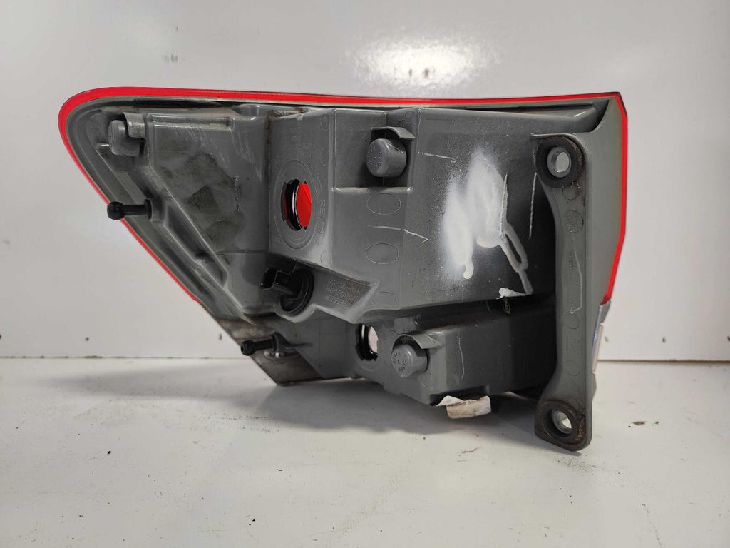 Used Right Tail Light Assembly fits: 2017 Jeep Grand cherokee quarter panel moun