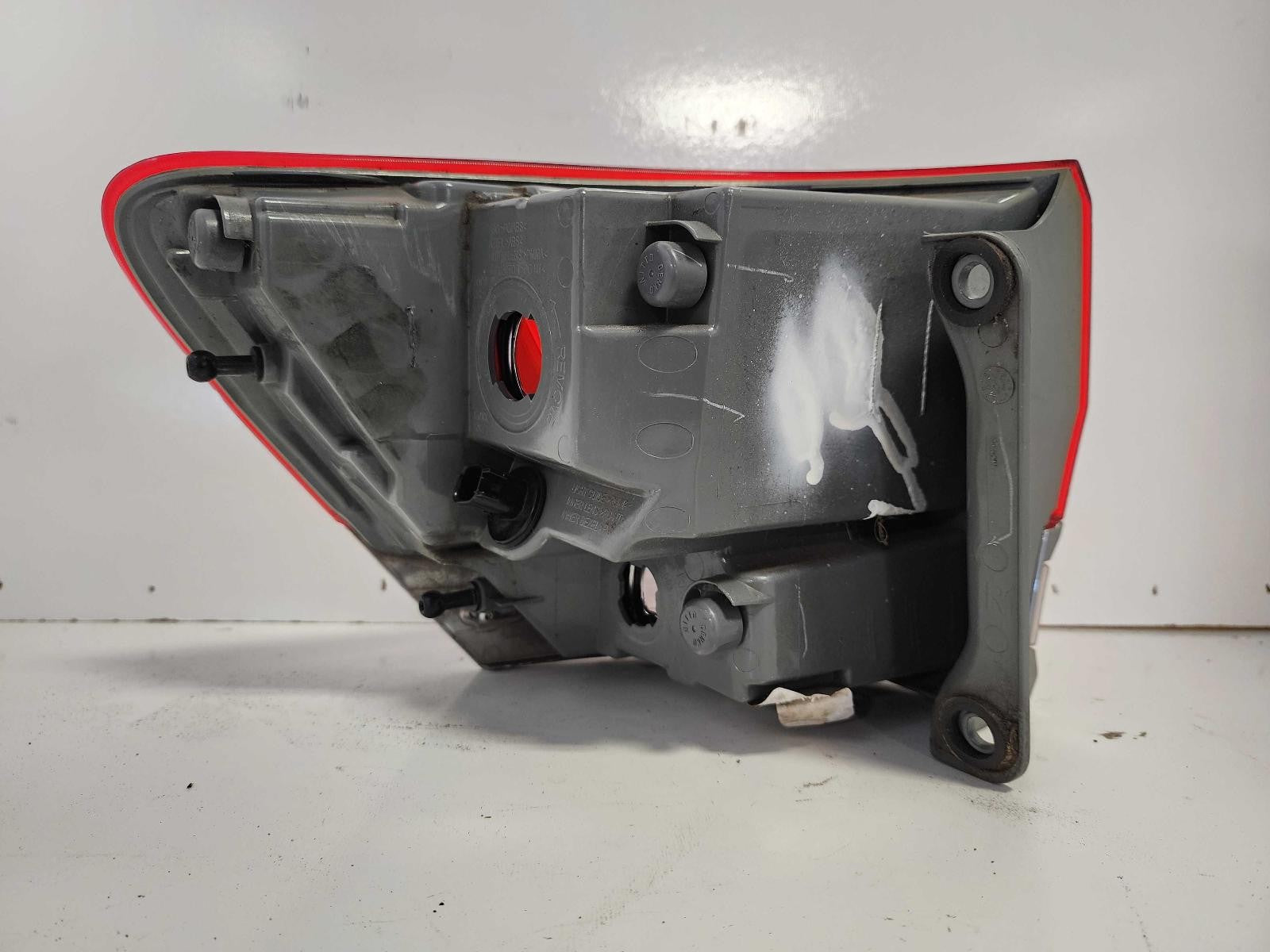 Used Right Tail Light Assembly fits: 2017 Jeep Grand cherokee quarter panel moun