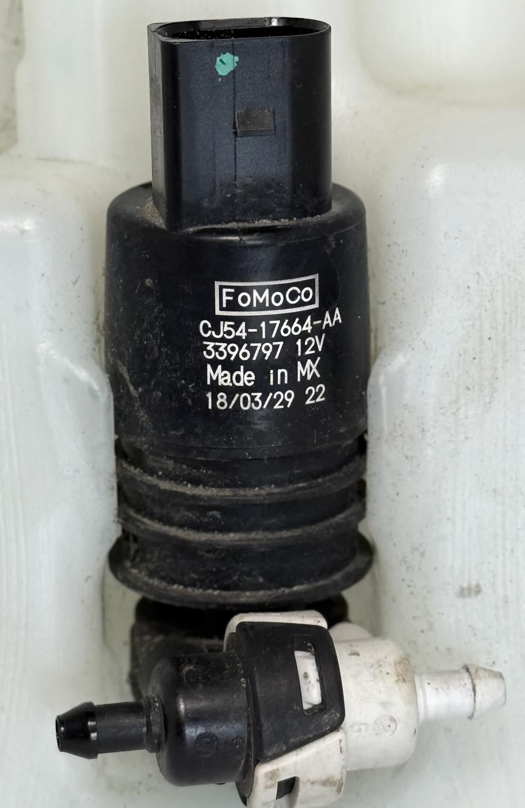 2015-2019 FORD ESCAPE WINDSHIELD WASHER RESERVOIR BOTTLE OEM