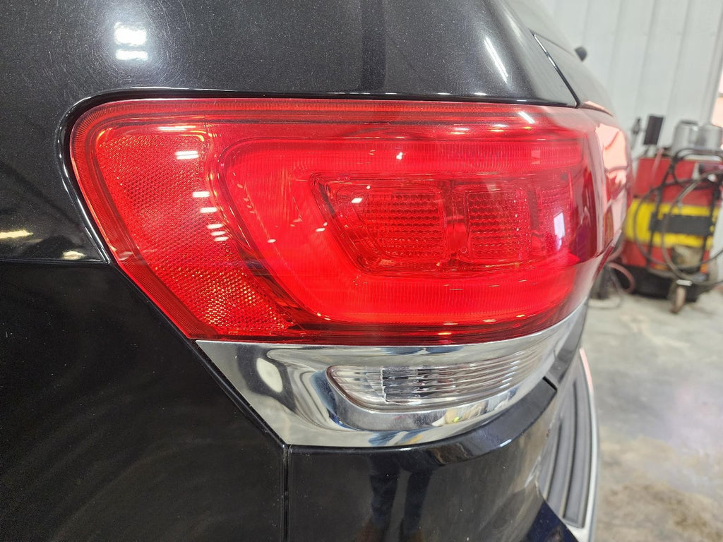 Used Left Tail Light Assembly fits: 2017 Jeep Grand cherokee quarter panel mount