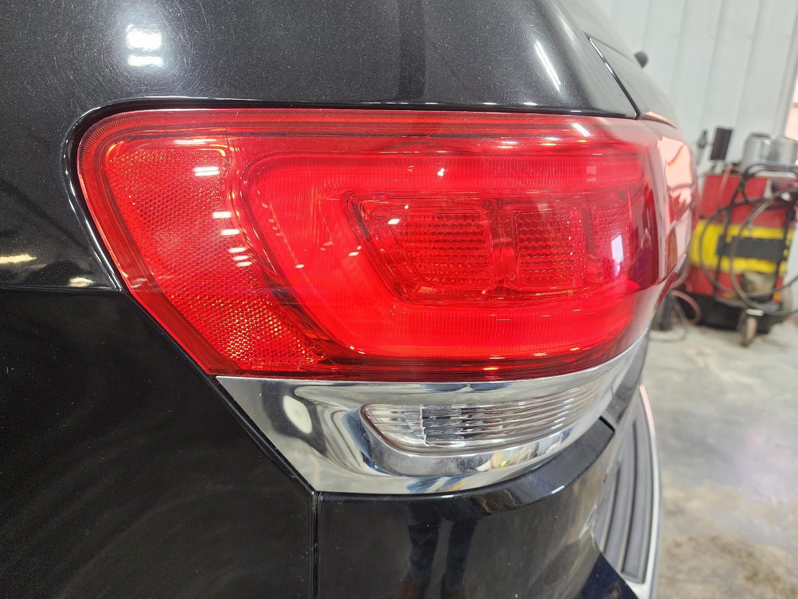 Used Left Tail Light Assembly fits: 2017 Jeep Grand cherokee quarter panel mount