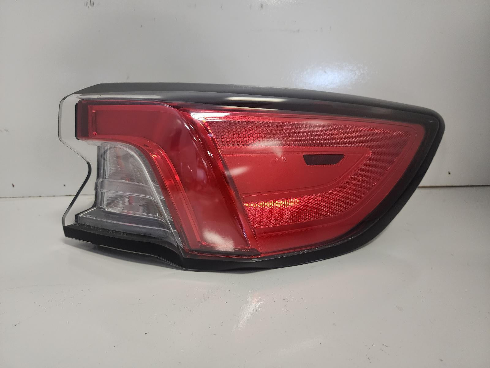 Used Right Tail Light Assembly fits: 2020 Ford Escape quarter panel mounted Righ