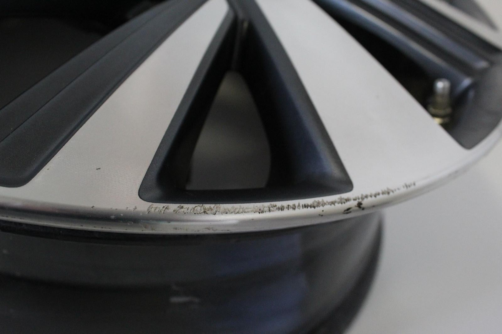 Used Wheel fits: 2017 Nissan Murano 20x7-1/2 alloy machined and painted V spoke