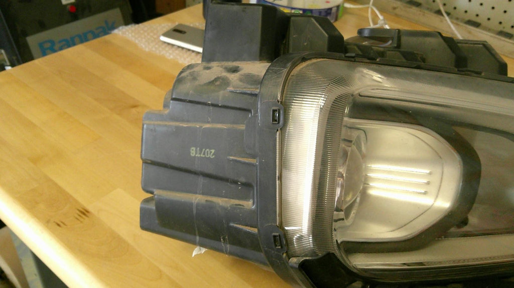 Used Right Headlight Assembly fits: 2021 Hyundai Kona halogen headlamps 2 bulb R