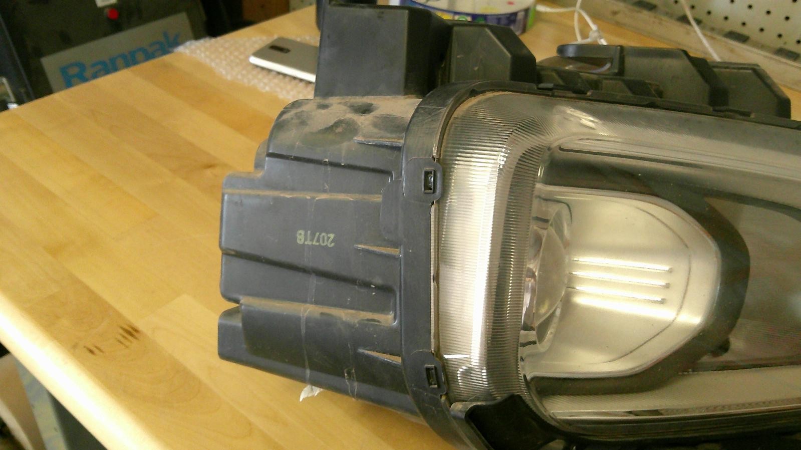 Used Right Headlight Assembly fits: 2021 Hyundai Kona halogen headlamps 2 bulb R