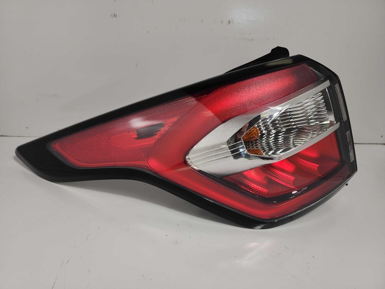 Used Left Tail Light Assembly fits: 2018 Ford Escape quarter panel mounted brigh