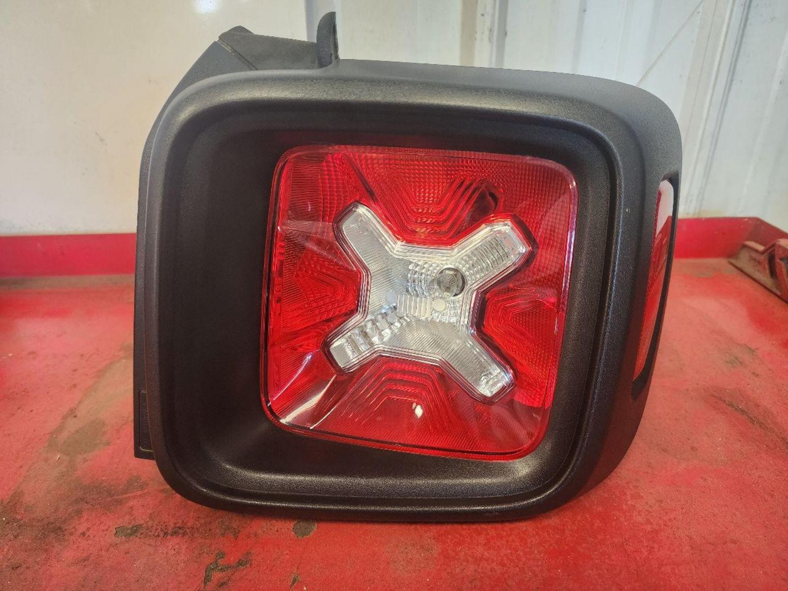 JEEP RENEGADE R Taillight black bezel, R. 15 16 17 18