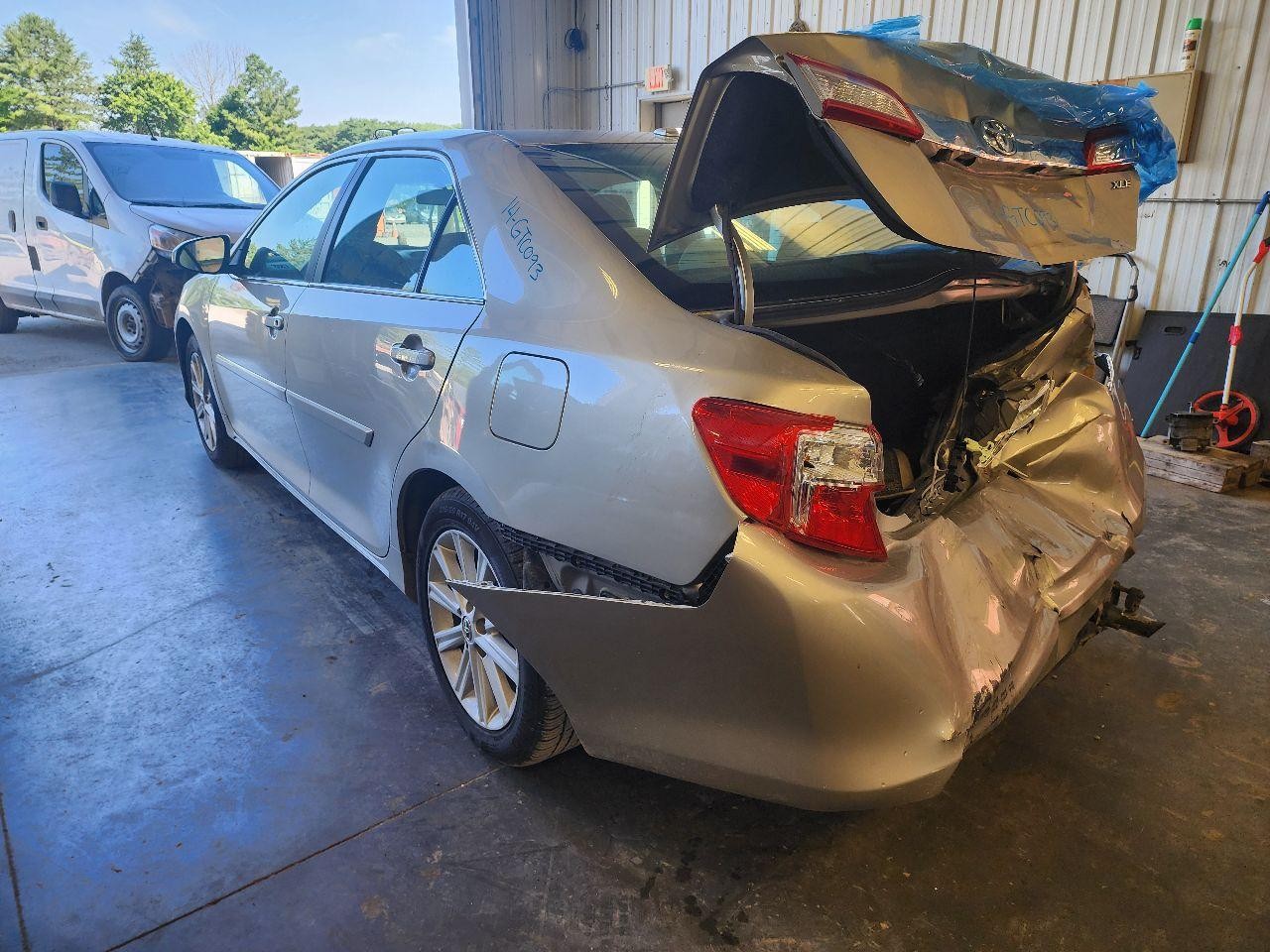 Used Right Door Mirror fits: 2014 Toyota Camry Power heated R. w/o blind spot al