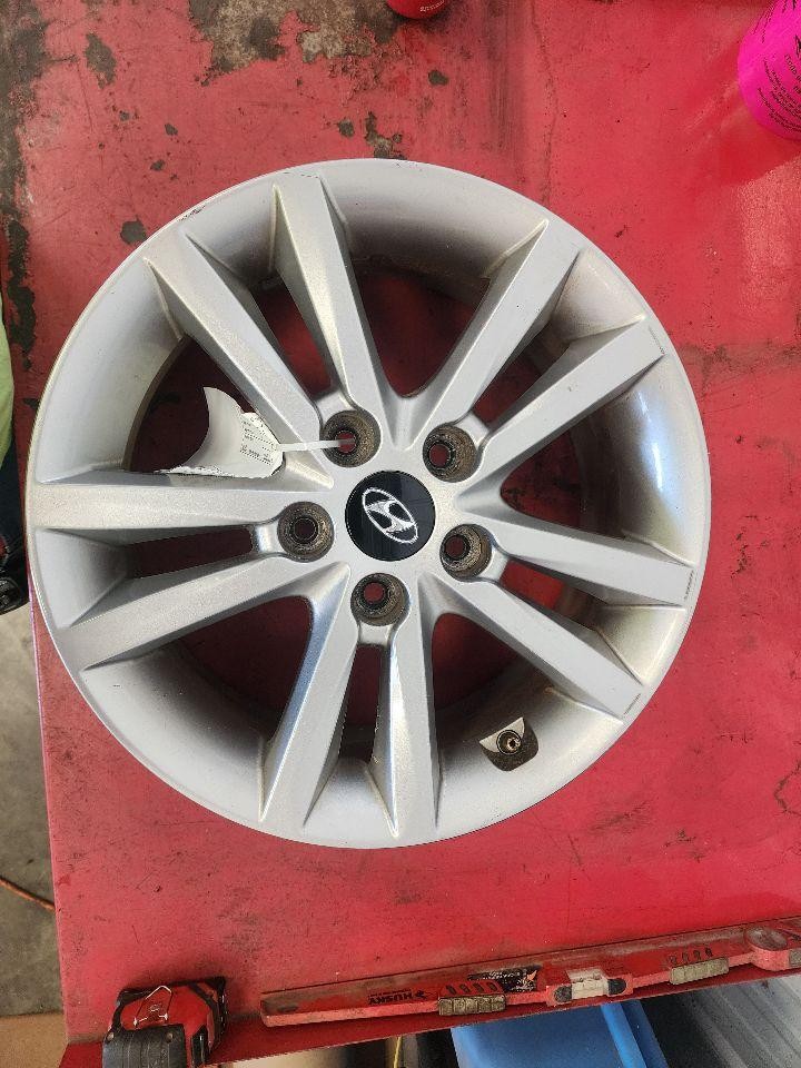 Used Wheel fits: 2015 Hyundai Sonata 16x6-1/2 alloy 10 spoke w/TPMS Grade A