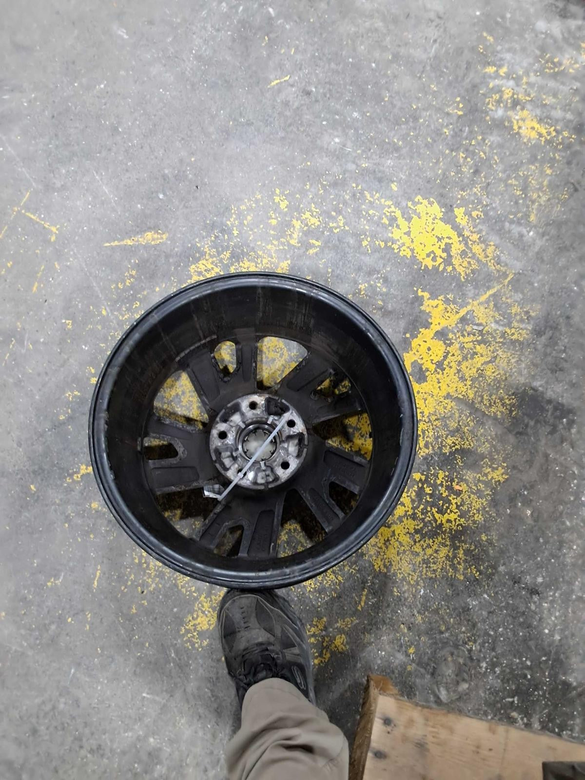 Used Wheel fits: 2019 Kia Optima 16x6-1/2 alloy 10 spoke angled spoke silver Gra
