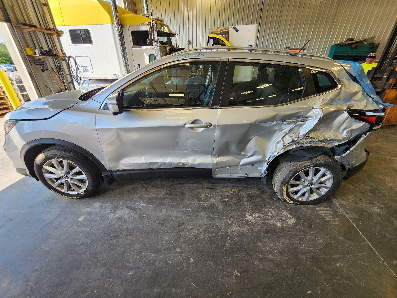 Used Front Lower Center Console fits: 2022 Nissan Rogue sport floor w/heated fro