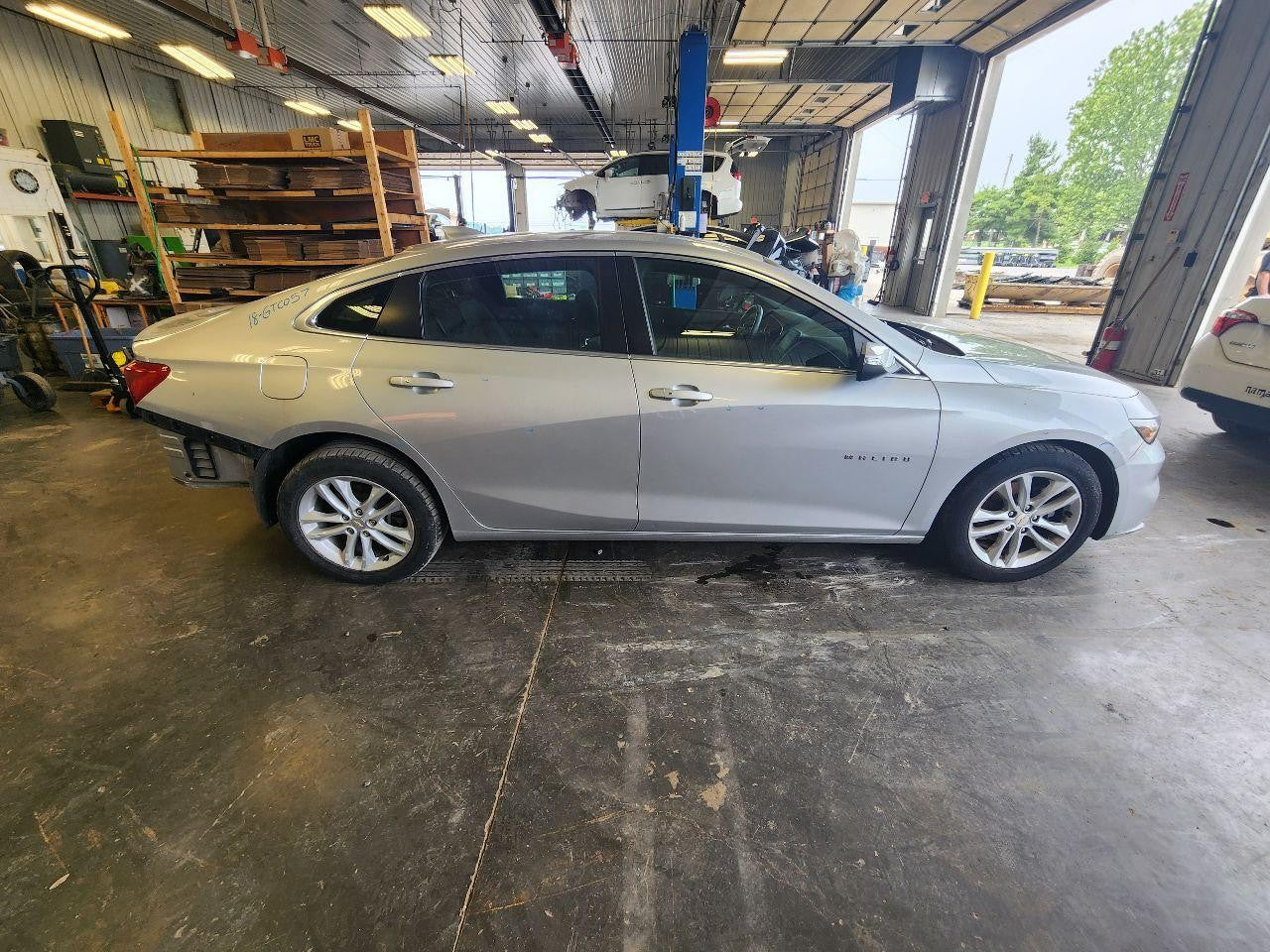 Used Wheel fits: 2018 Chevrolet Malibu aluminum 17x7-1/2 opt RSC Grade A