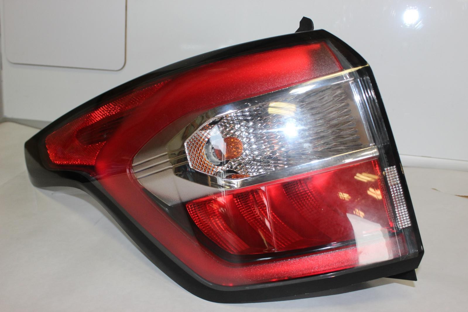 FORD ESCAPE L Taillight quarter panel mounted, bright red lens, L. 17 18
