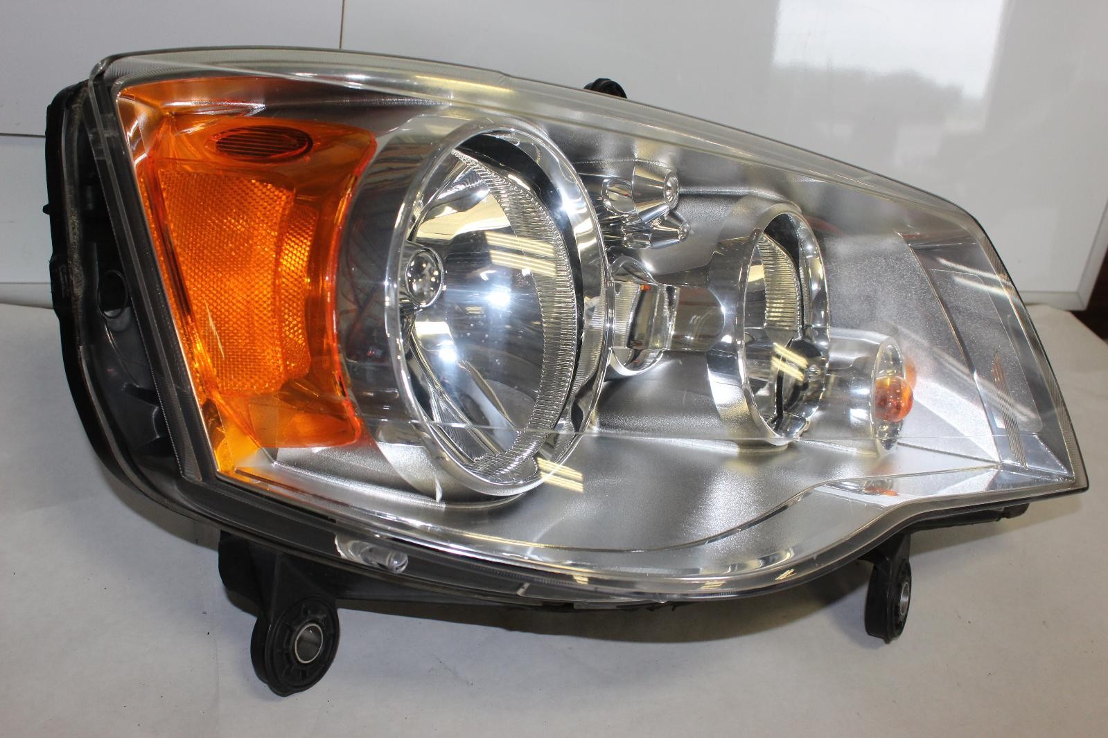 Used Right Headlight Assembly fits: 2016 Chrysler Town & country exc. automatic