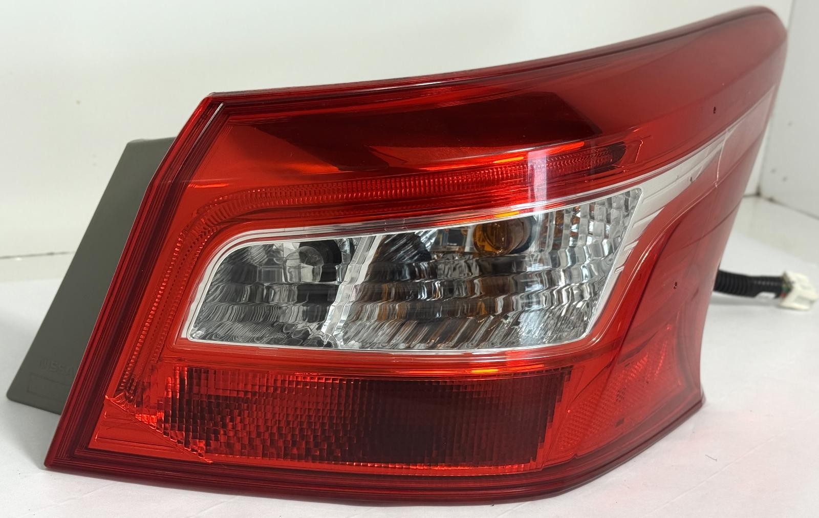2016-2019 NISSAN SENTRA TAILLIGHT RIGHT SIDE QUARTER PANEL MOUNTED OEM