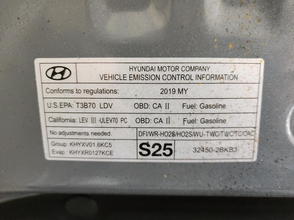 Used Right Headlight Assembly fits: 2019 Hyundai Kona halogen headlamps 2 bulb R
