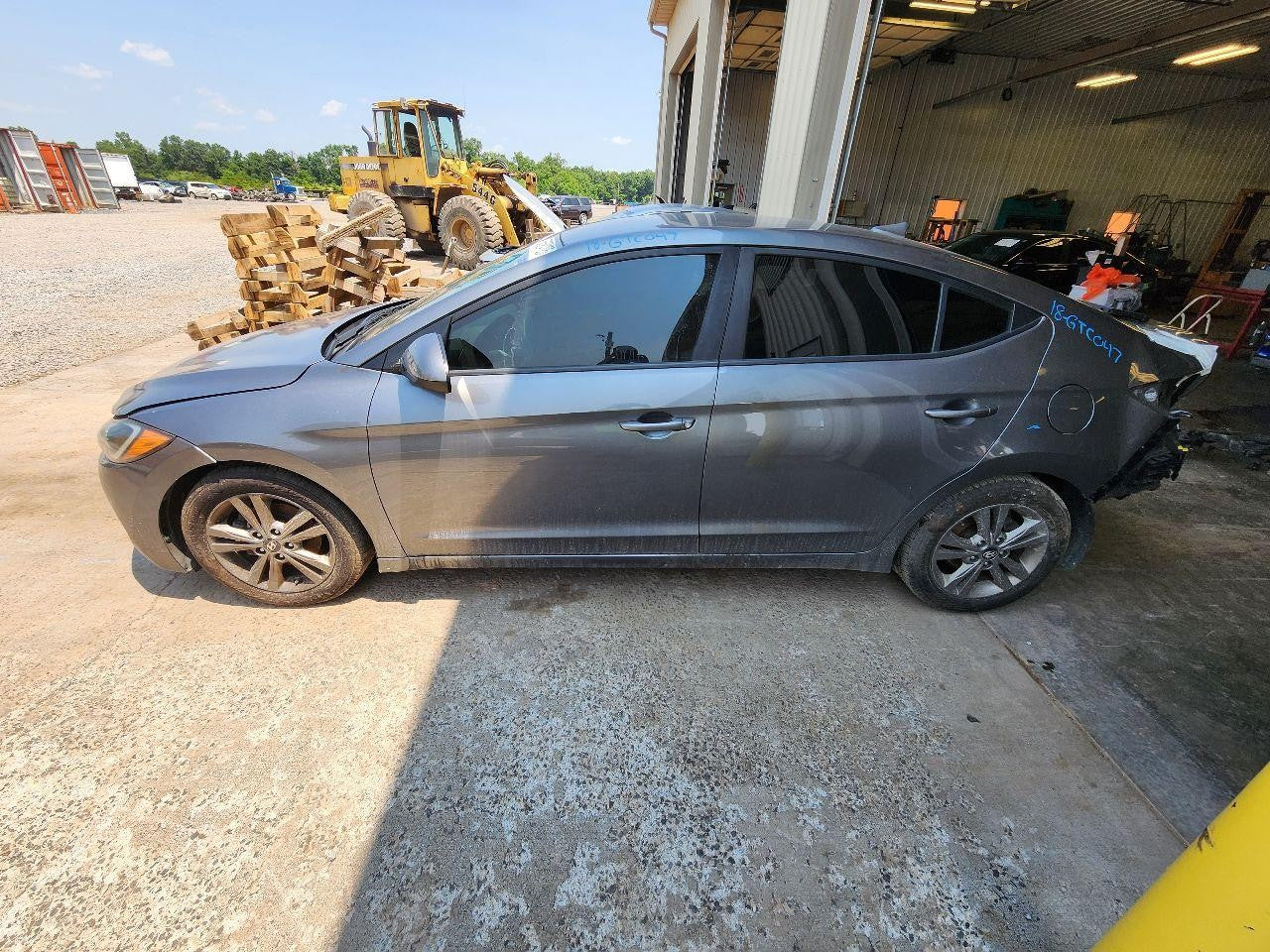 Used Right Sun Visor fits: 2018 Hyundai Elantra Sedan w/o sunroof w/o extension