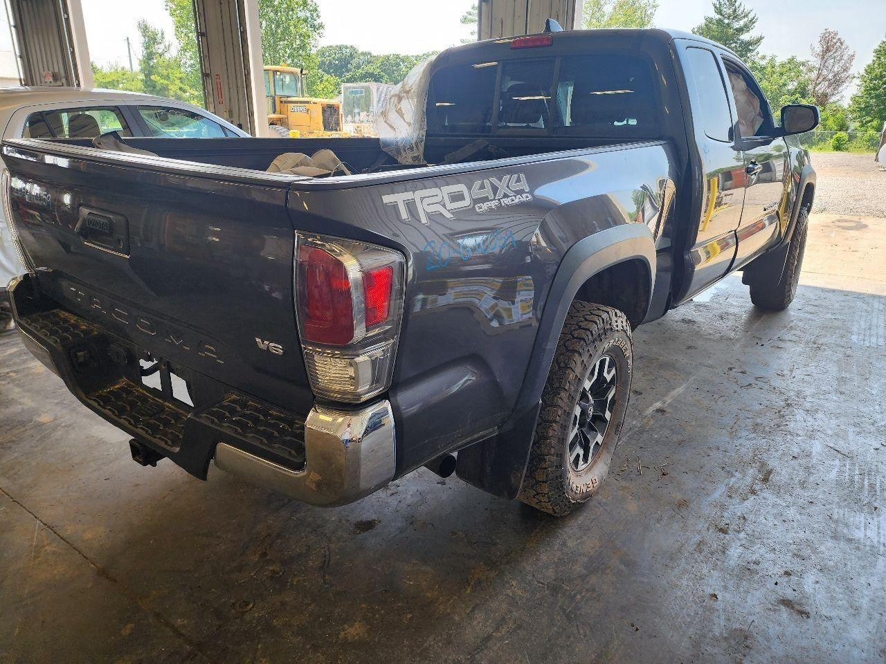 Used Engine Coolant Reservoir fits: 2020 Toyota Tacoma 3.5L 6 cylinder 2GRFKS en