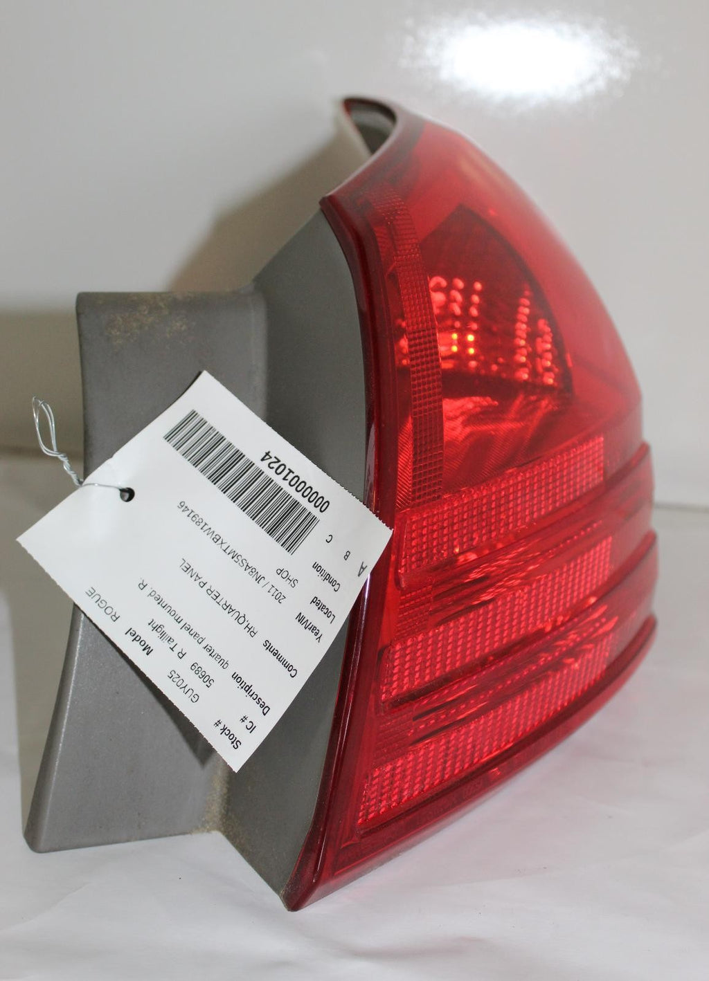 NISSAN ROGUE R Taillight quarter panel mounted, R. 08 09 10 11 12 13