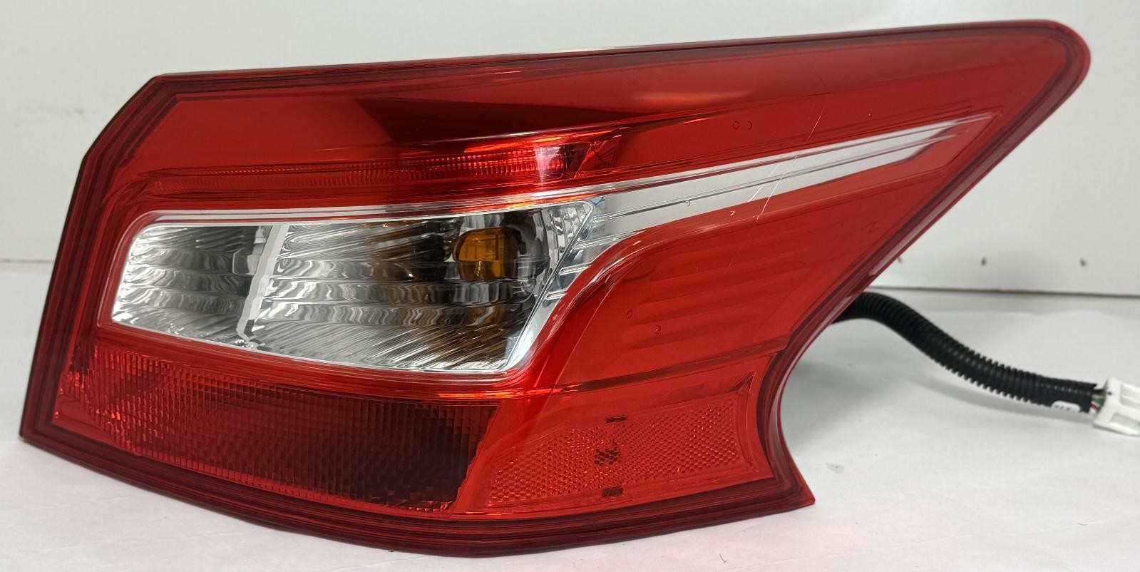 2016-2019 NISSAN SENTRA TAILLIGHT RIGHT SIDE QUARTER PANEL MOUNTED OEM