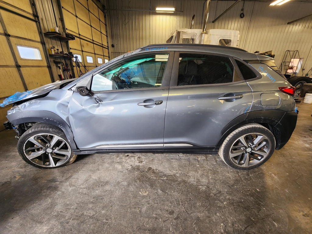 Used Right Headlight Assembly fits: 2019 Hyundai Kona halogen headlamps 2 bulb R