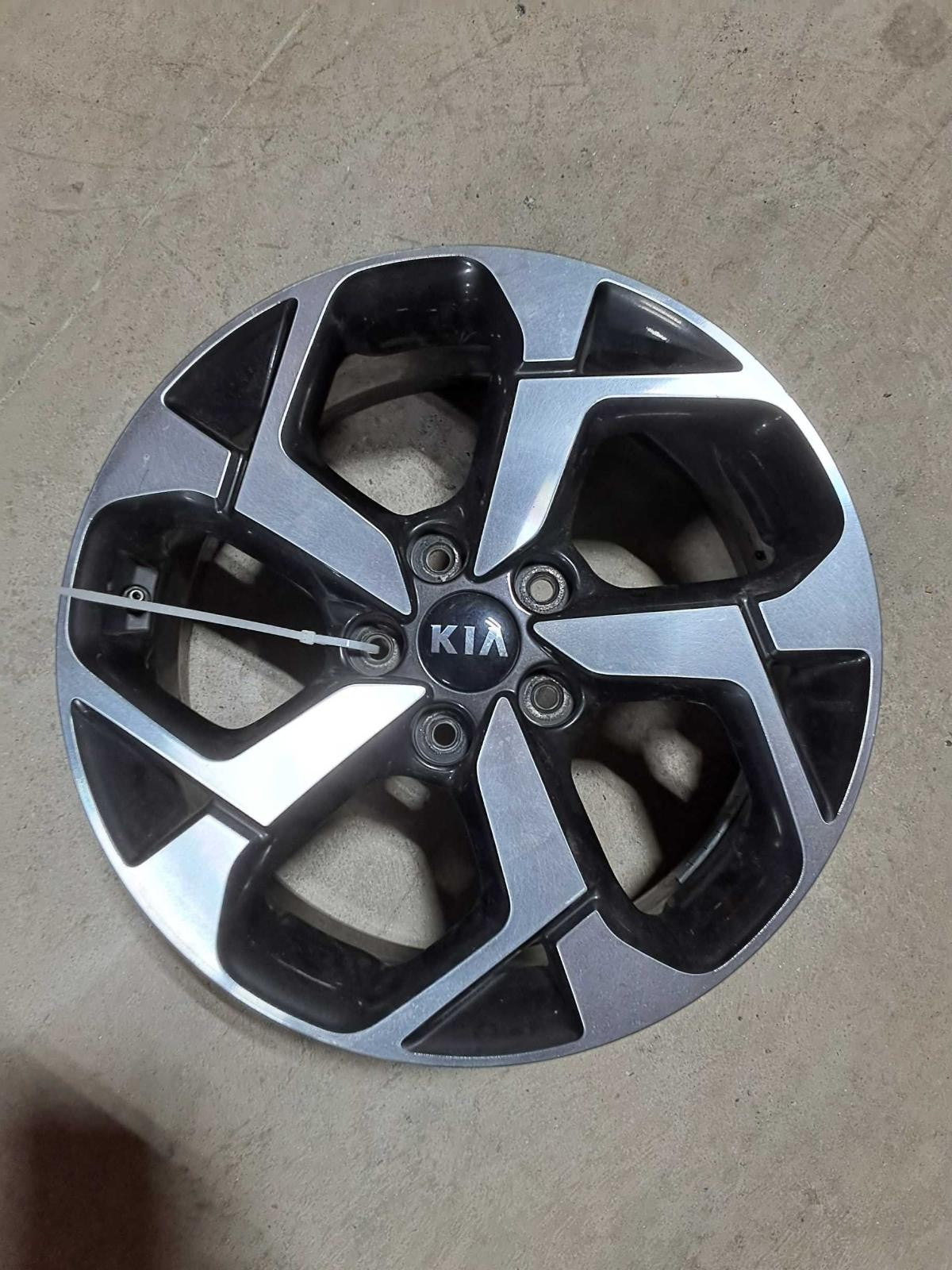 Used Wheel fits: 2020 Kia Sportage 18x7 5 Y spoke alloy machined face Grade A