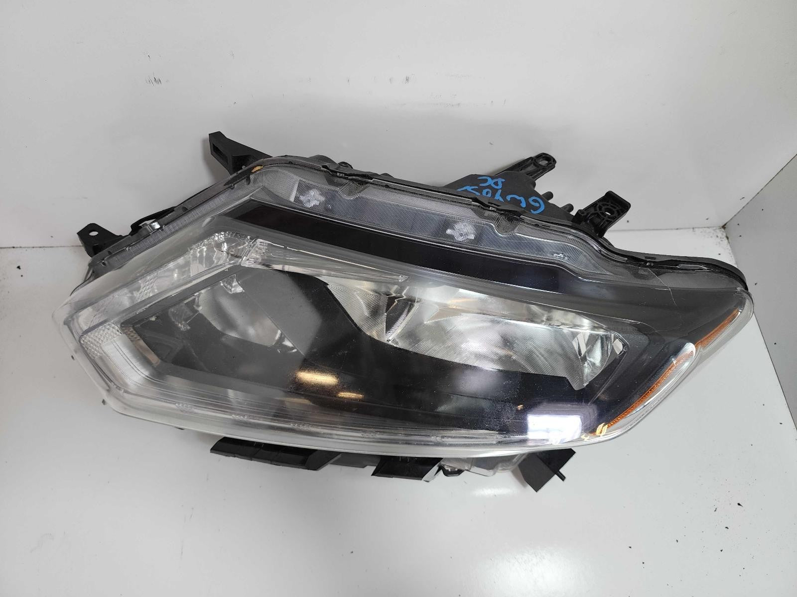 Used Left Headlight Assembly fits: 2016 Nissan Rogue VIN 5 1st digit USA built h
