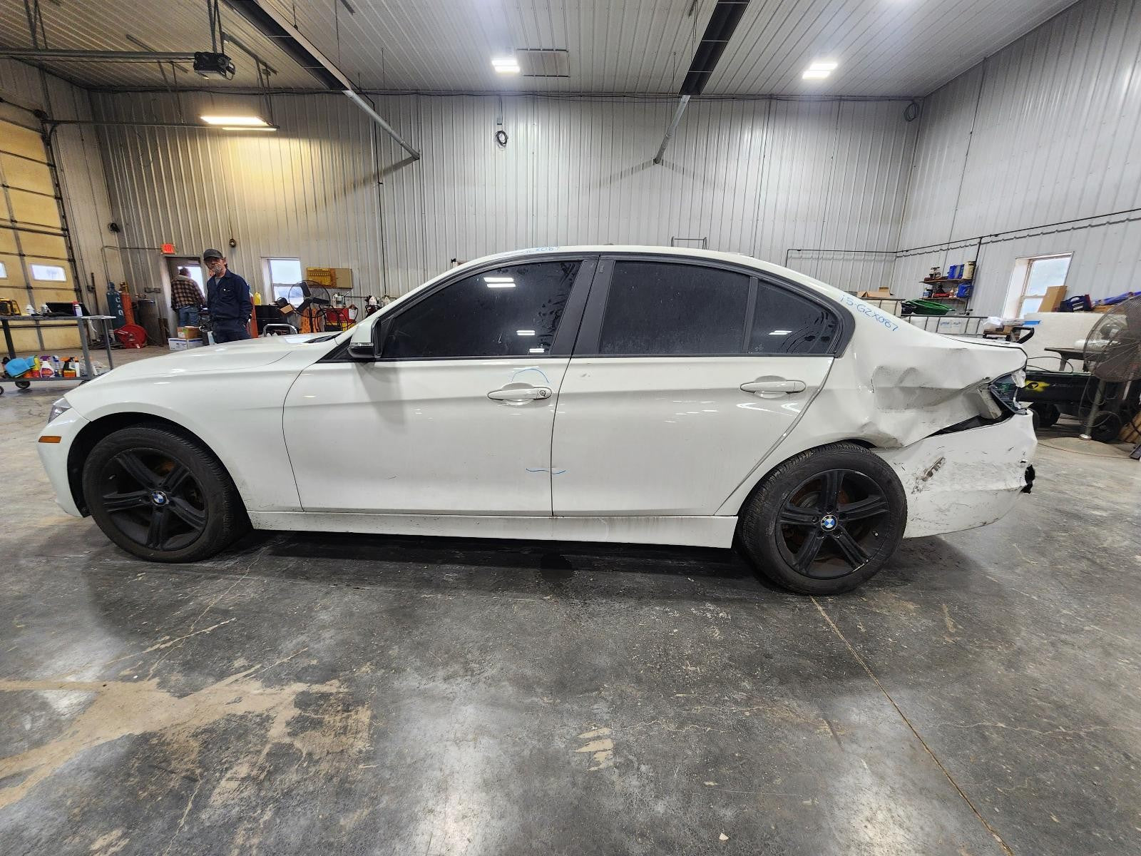 Used Right Headlight Assembly fits: 2015 Bmw 320I Sdn w/o xenon Right Grade A