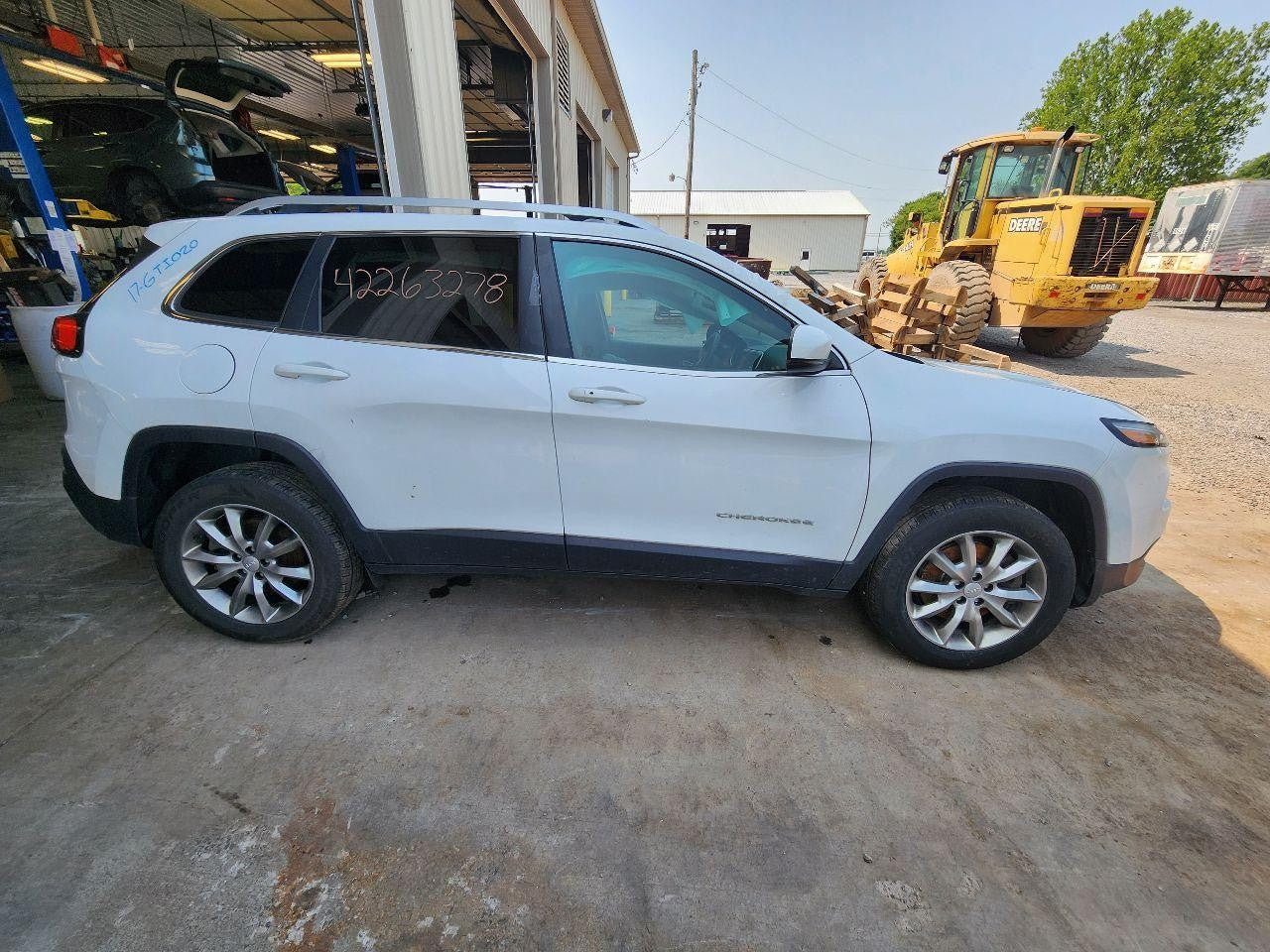 Used Rear Left Door Window Regulator Rear fits: 2017 Jeep Cherokee Rear Left Gra