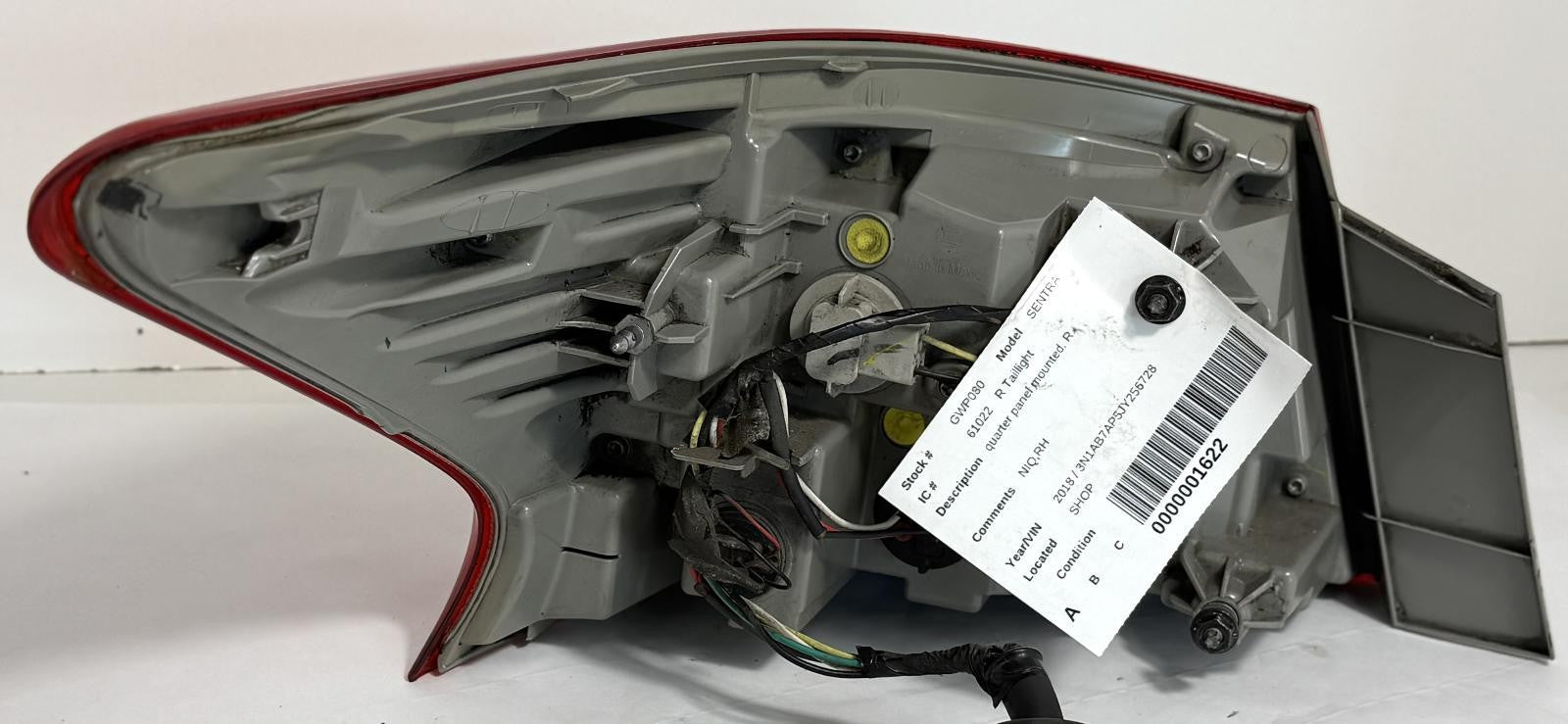 2016-2019 NISSAN SENTRA TAILLIGHT RIGHT SIDE QUARTER PANEL MOUNTED OEM