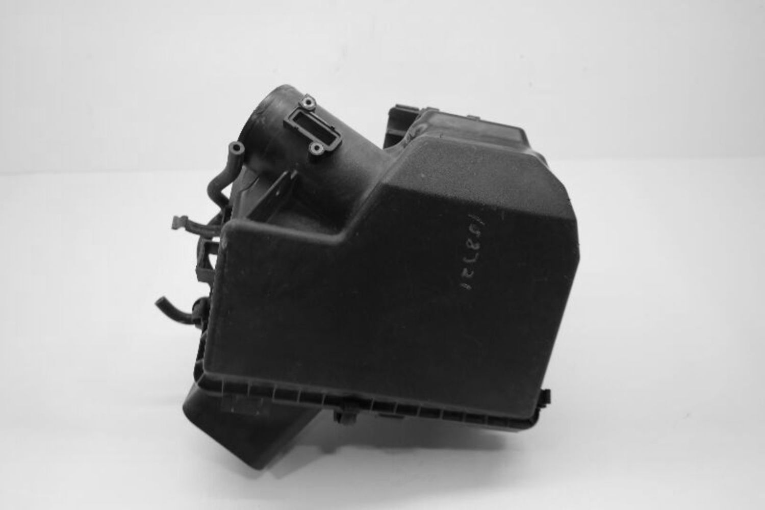 Used Air Cleaner Assembly fits: 2016 Nissan Altima Sdn 2.5L 4 cylinder Grade A