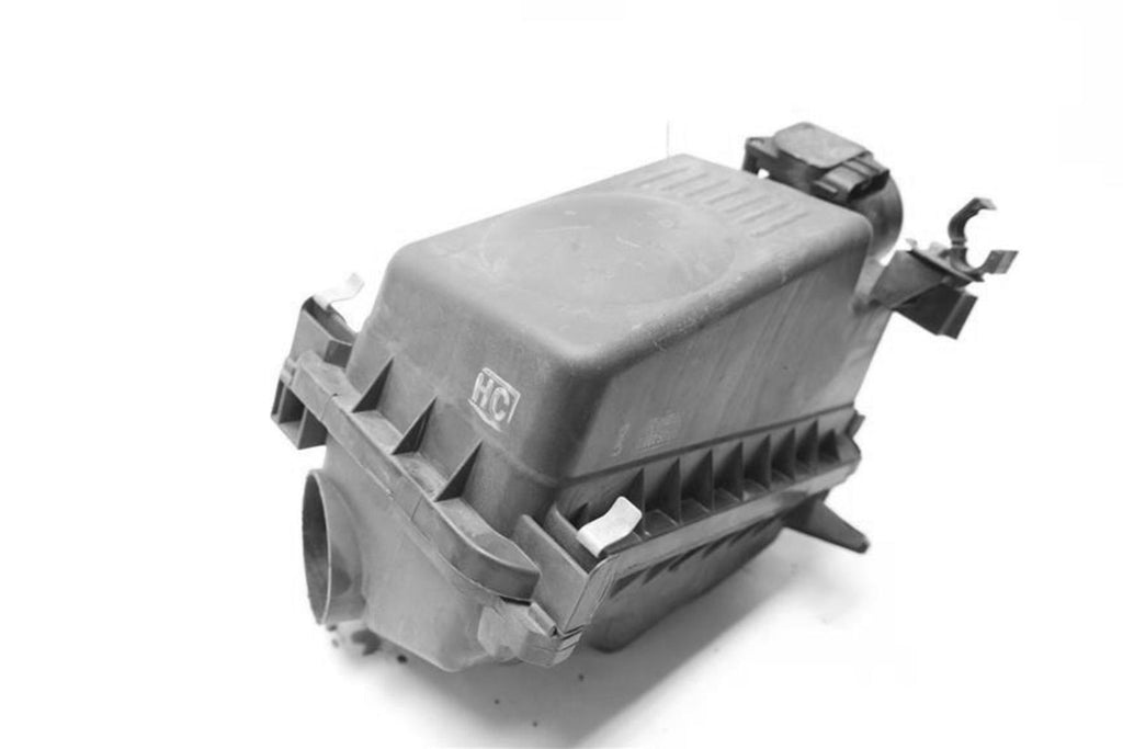 Used Air Cleaner Assembly fits: 2005 Toyota Matrix from 1/02 Grade A