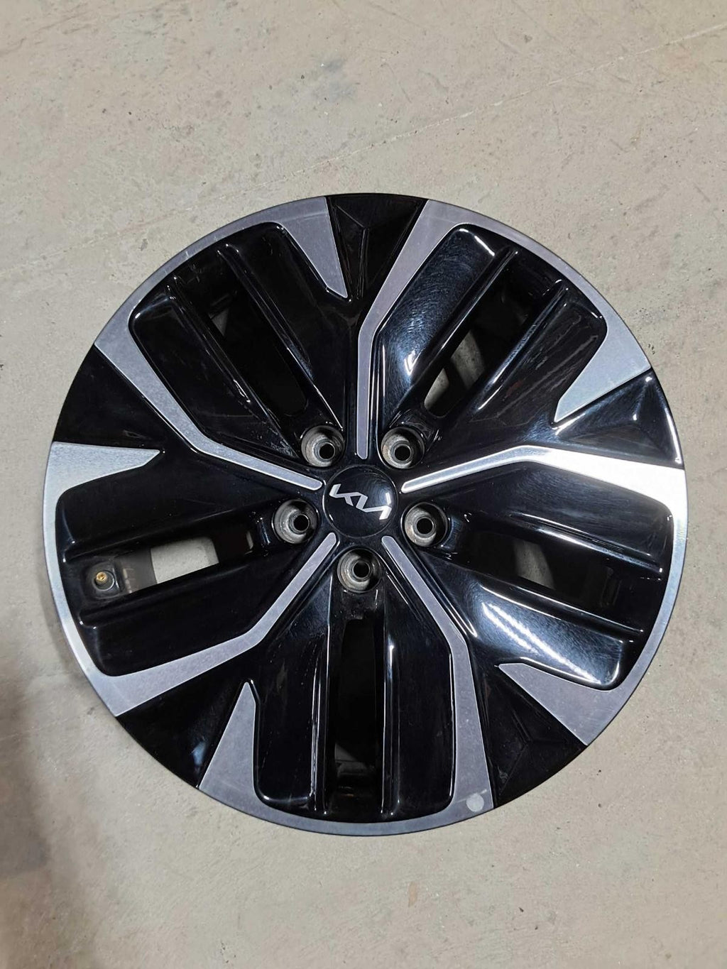 Used Wheel fits: 2023 Kia Ev6 19x7-1/2 alloy black inlay Grade A