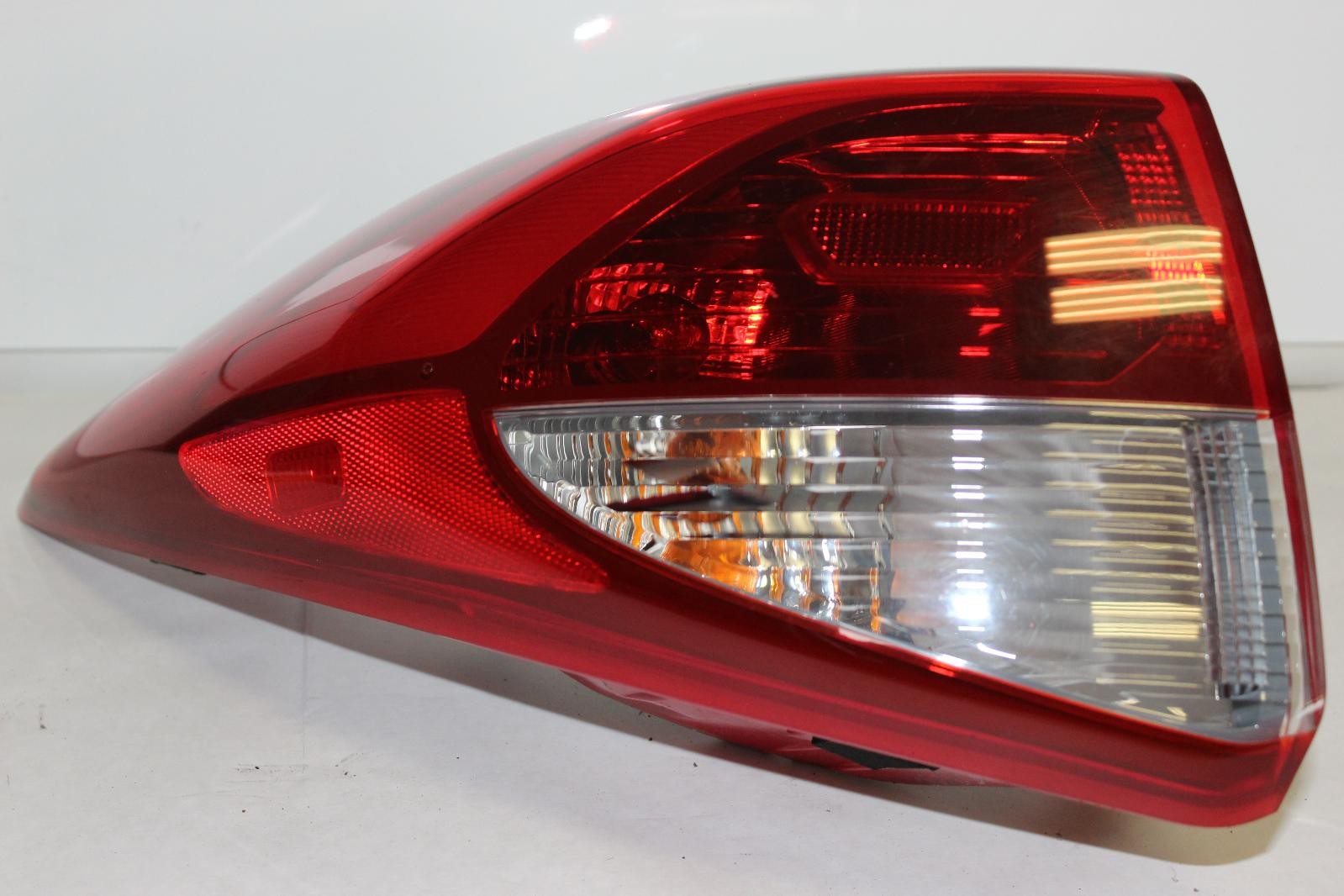 Used Left Tail Light Assembly fits: 2017 Hyundai Tucson incandescent bulb quarte