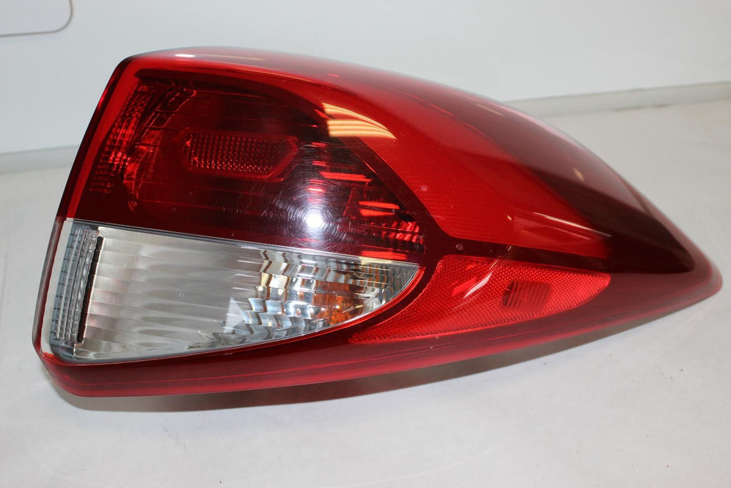 Used Right Tail Light Assembly fits: 2017 Hyundai Tucson incandescent bulb quart