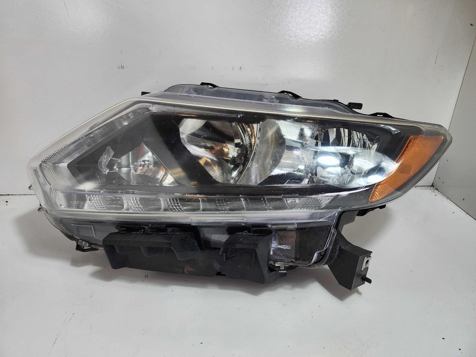 Used Left Headlight Assembly fits: 2016 Nissan Rogue VIN 5 1st digit USA built h