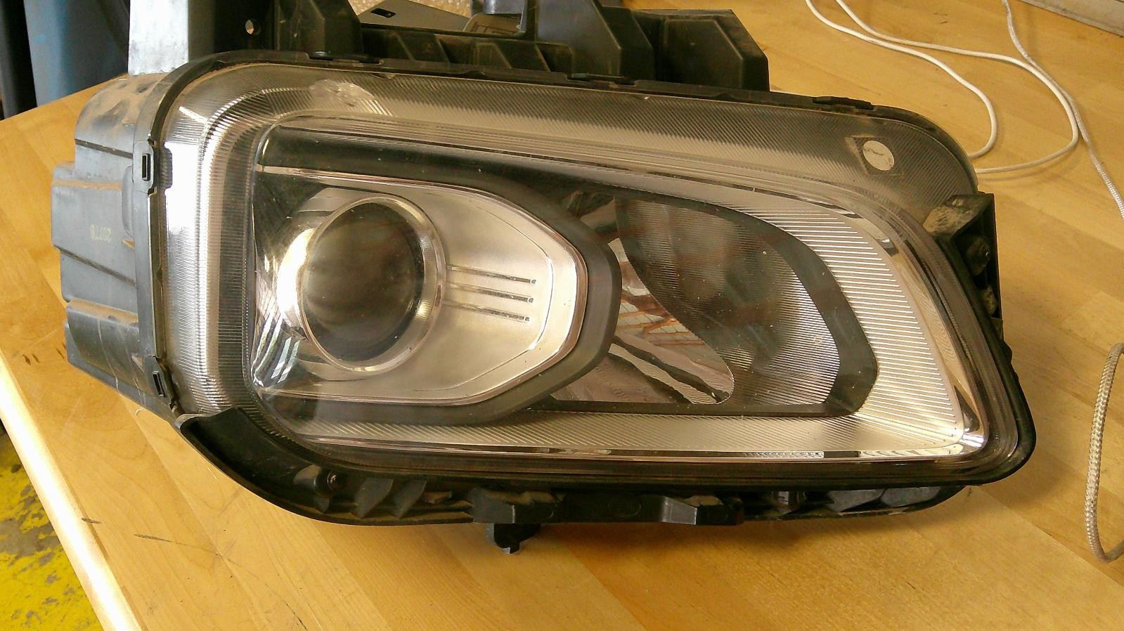 Used Right Headlight Assembly fits: 2021 Hyundai Kona halogen headlamps 2 bulb R