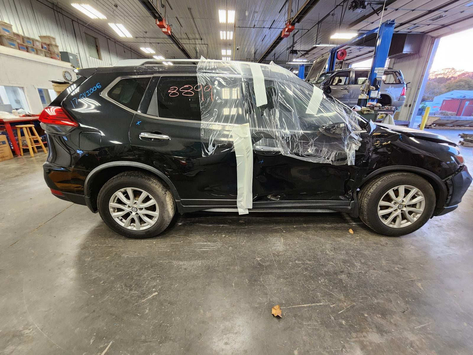 Used Front Center Interior Rear View Mirror fits: 2017 Nissan Rogue w/o automati