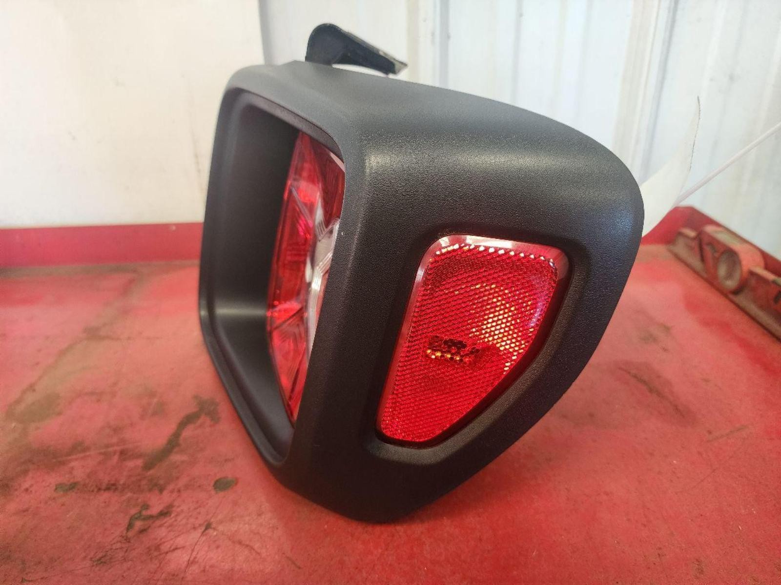 JEEP RENEGADE R Taillight black bezel, R. 15 16 17 18